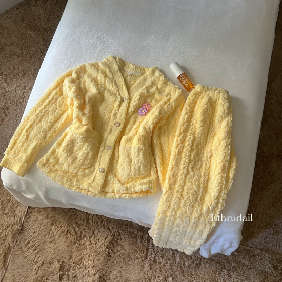 بجامة فرو أصفر مجدل مع وردات كروشيه