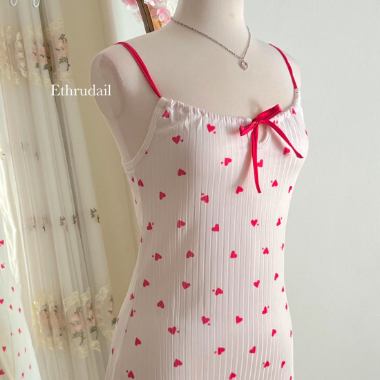 فستان بيتي نغش أبيض مع قلوب زهري