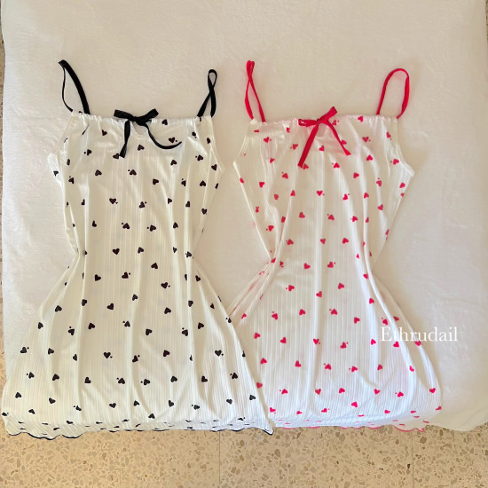 فستان بيتي نغش أبيض مع قلوب زهري