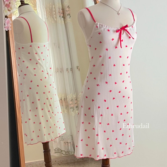 فستان بيتي نغش أبيض مع قلوب زهري