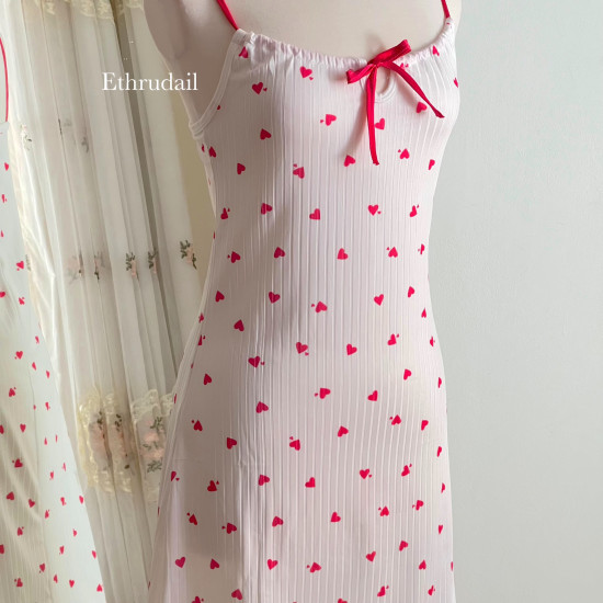 فستان بيتي نغش أبيض مع قلوب زهري