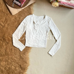 بلوزة بيضاء موردة