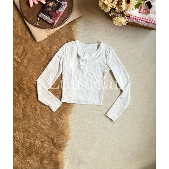 بلوزة بيضاء موردة