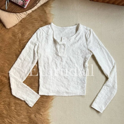 بلوزة بيضاء موردة