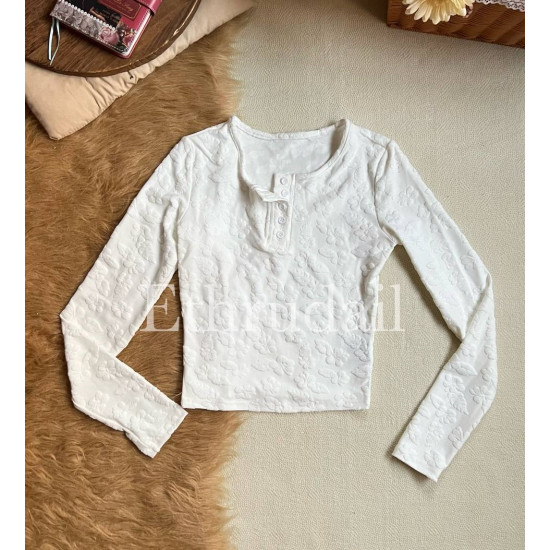 بلوزة بيضاء موردة