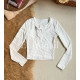 بلوزة بيضاء موردة